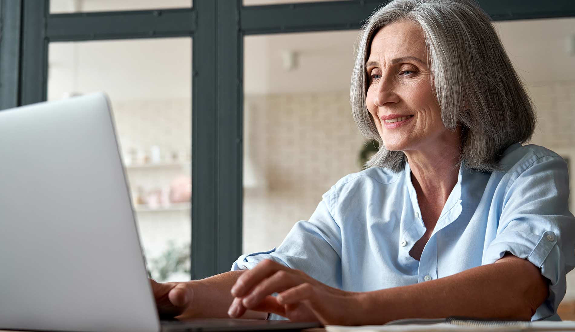 Frau nimmt Kontakt mit uns auf