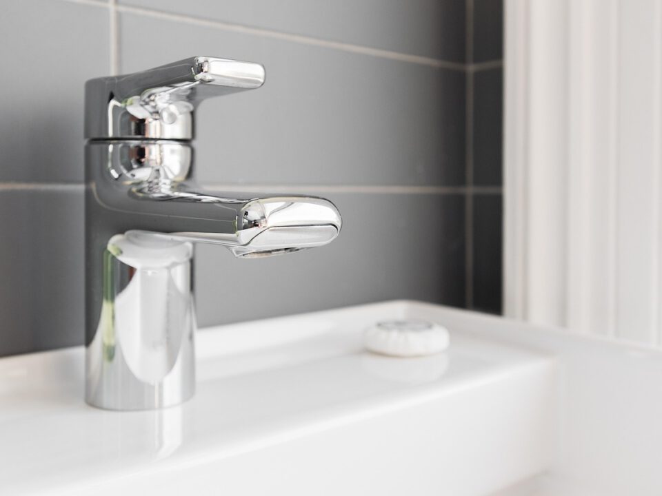 Wasserhahn im Badezimmer.