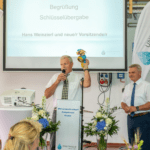 Schlüsselübergabe des scheidenden Vorsitzenden Hans Weinzierl an den neuen Vorsitzenden Peter Dreier