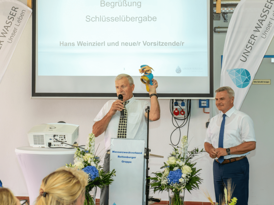 Schlüsselübergabe des scheidenden Vorsitzenden Hans Weinzierl an den neuen Vorsitzenden Peter Dreier