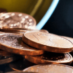 Centmünzen aufeinander gestapelt