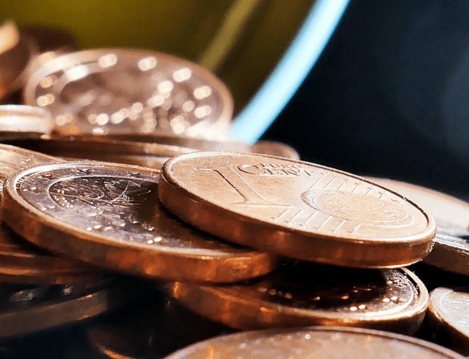 Centmünzen aufeinander gestapelt